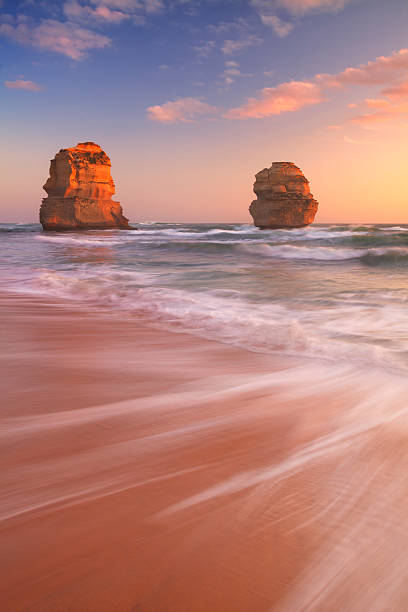 twelve apostles-bergkette auf die great ocean road, australien bei sonnenuntergang - australian culture landscape great ocean road beach stock-fotos und bilder