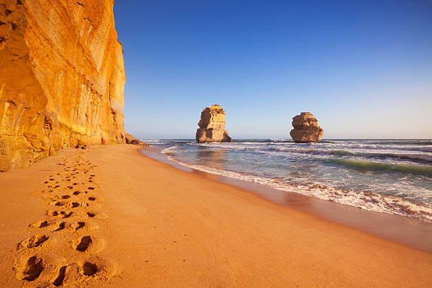 twelve apostles-bergkette auf die great ocean road, australien bei sonnenuntergang - australian culture landscape great ocean road beach stock-fotos und bilder