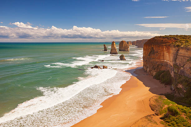 twelve apostles-bergkette auf die great ocean road, australien - australian culture landscape great ocean road beach stock-fotos und bilder