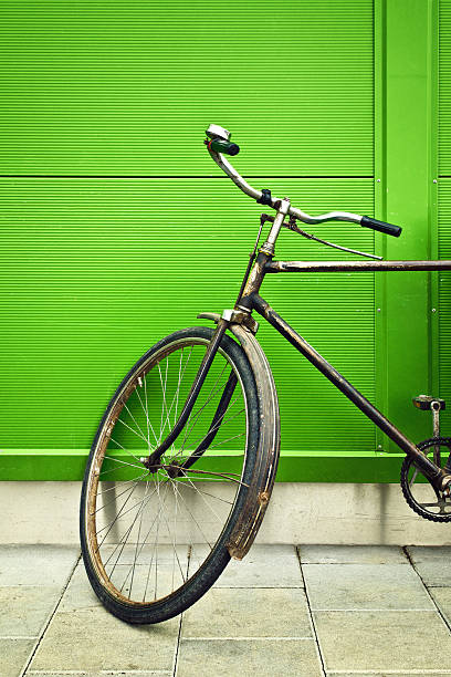 旧自転車の壁にグリーンの壁 - bicycle wall green single object ストックフォトと画像