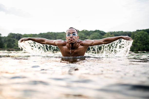 중유럽식 젊은 남자 수영을 레이브 스톡 사진