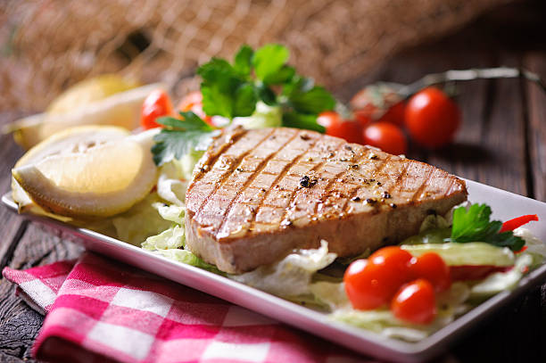 chargrilled trancio di tonno - tuna steak grilled tuna food foto e immagini stock