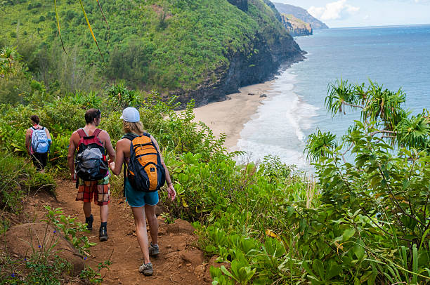 wandern kauais kalalau trail - women hawaii islands beach beauty in nature stock-fotos und bilder