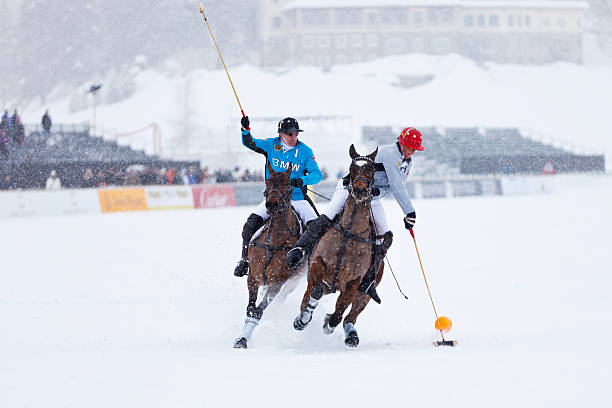 neve polo nearside da mão - championship polo snow st moritz - fotografias e filmes do acervo