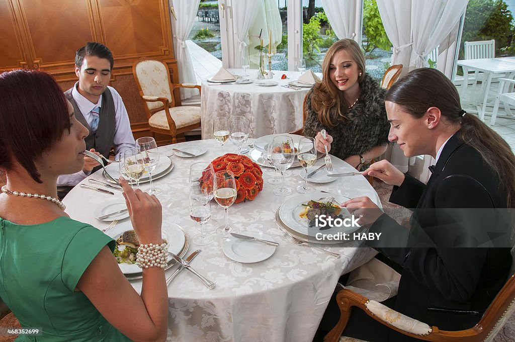 Le dîner - Photo de 20-24 ans libre de droits