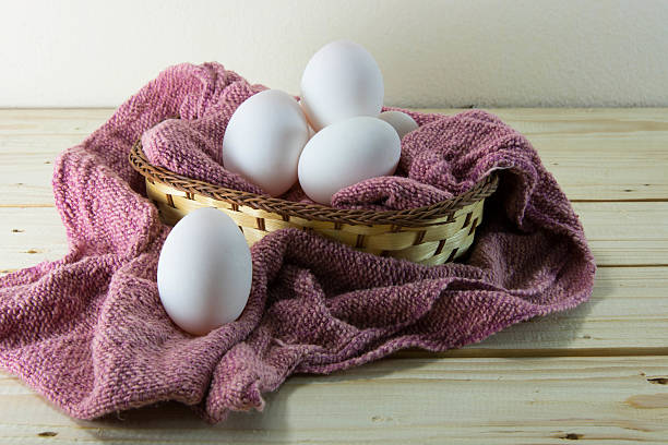 œufs frais dans un panier tressé avec rouge torchon. - eggs farm basket dairy farm photos et images de collection