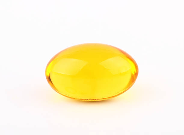 óleo de peixe cápsulas - fish oil healthy eating capsule isolated - fotografias e filmes do acervo