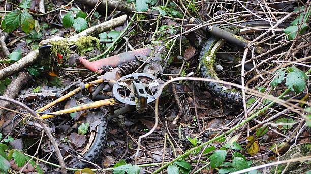 見捨てられた自転車 - bicycle broken old chain ストックフォトと画像