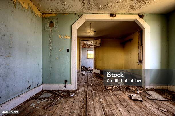 Verlassenen Hausinnen Stockfoto und mehr Bilder von Heruntergekommen - Heruntergekommen, Wohngebäude-Innenansicht, Wohnhaus