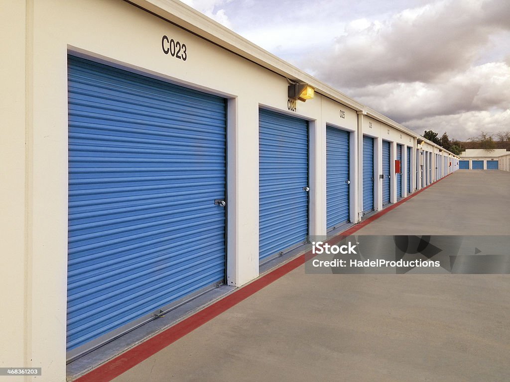 Long fila de unidades de almacén. - Foto de stock de Almacén libre de derechos