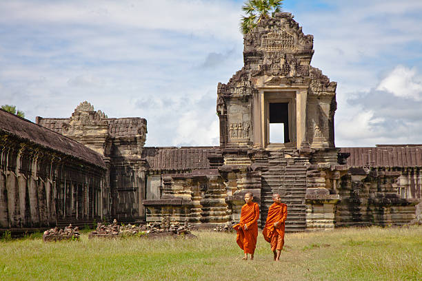 cambojano buddist budistas em angkor wat antigas ruínas do templo - cambodia monk buddhism angkor wat - fotografias e filmes do acervo