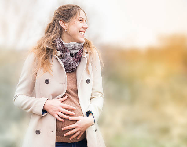 felice donna incinta in aperto - 40 weeks foto e immagini stock