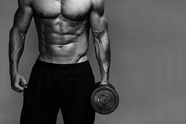 guy musculaire bodybuilder gros plan, monochrome - men muscular build body building sensuality photos et images de collection