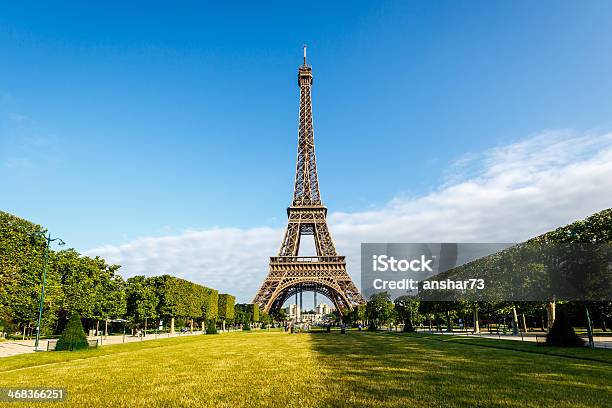 Foto de Torre Eiffel E O Champ De Mars Paris França e mais fotos de stock de Paris - Paris, Praça, Alto - Descrição Geral