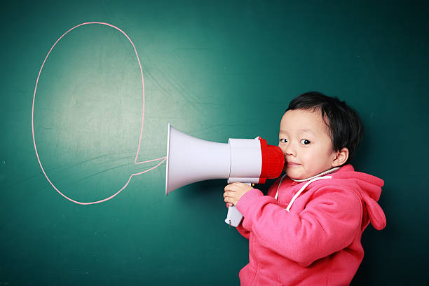 ładny asia dzieci - cross eyed child blackboard fun zdjęcia i obrazy z banku zdjęć