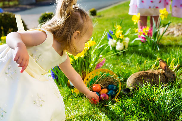 niños de huevo de pascua con conejo hunt - daffodil easter egg hunt easter easter egg fotografías e imágenes de stock