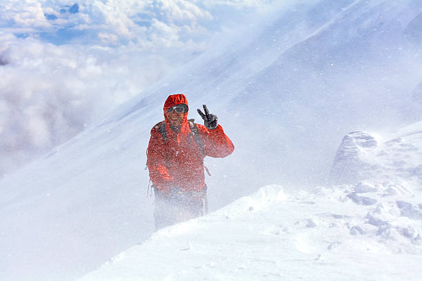 wanderer oben auf ein pass - kazbek stock-fotos und bilder