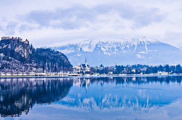 bleder see im winter slowenische alpen  - castle slovenia winter snow stock-fotos und bilder