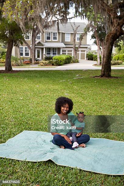 Foto de Mãe E Bebê Brincando Em Uma Manta De Piquenique e mais fotos de stock de Bebê - Bebê, Mãe, Afro-americano