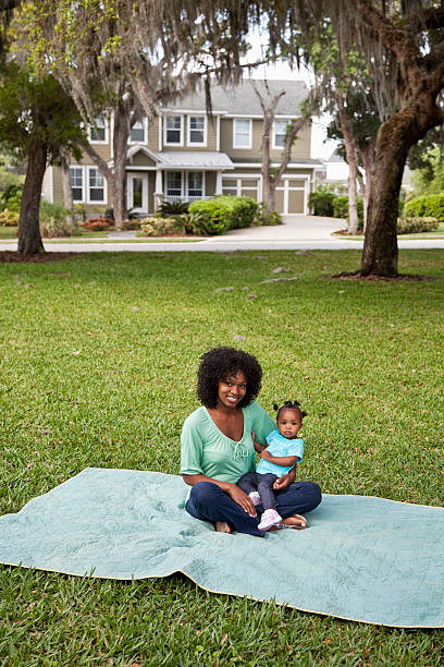 мать и ребенок играет на одеяло для пикника - sc0546 стоковые фото и изображения