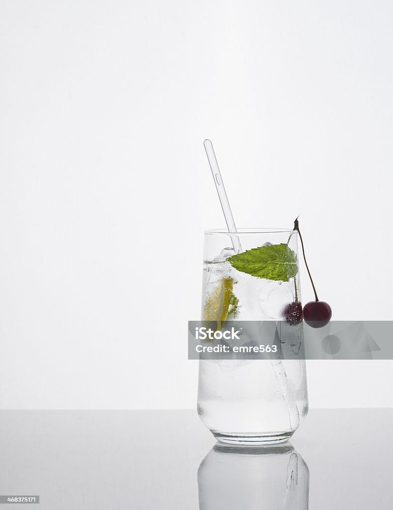 Tonos claros bebida en blanco - Foto de stock de Agua libre de derechos