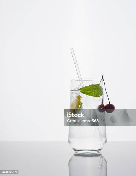 Tonos Claros Bebida En Blanco Foto de stock y más banco de imágenes de Agua - Agua, Agua potable, Agua purificada