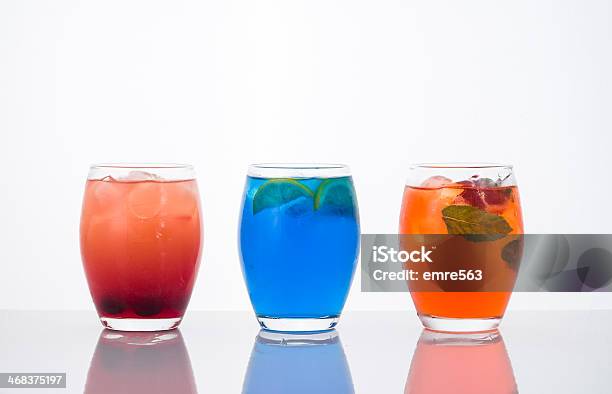 Photo libre de droit de Cocktails De Fruits Dans La Suite banque d'images et plus d'images libres de droit de Alcool - Alcool, Aliments et boissons, Bleu