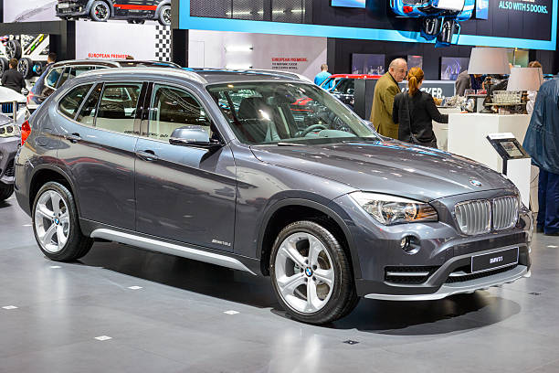 bmw x1-luxus-suv auto frontansicht kompakte - bell stock-fotos und bilder