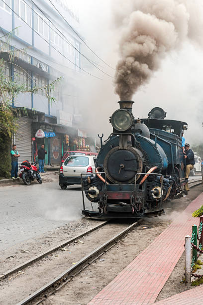 stary zabawka pociąg najwyższych stacji kolejowej ghum, darjeeling, indie - darjeeling zdjęcia i obrazy z banku zdjęć