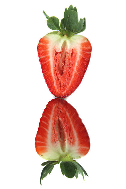imagem de morango cortar ao meio, summer-fruta reflete no espelho - achene imagens e fotografias de stock