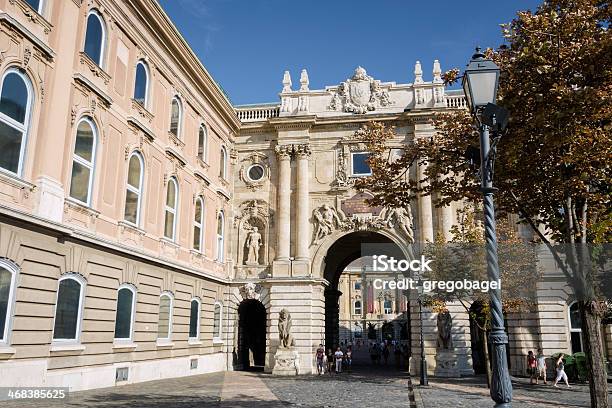 Photo libre de droit de Allée Et Arche Du Château De Buda À Budapest En Hongrie banque d'images et plus d'images libres de droit de Architecture