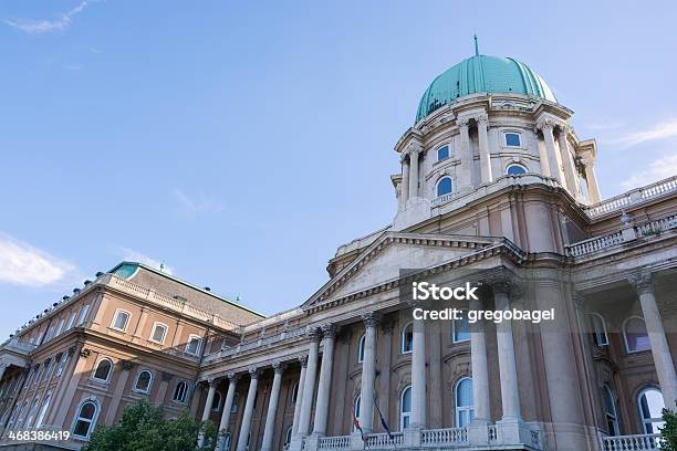 Photo libre de droit de Façade Du Château De Buda À Budapest En Hongrie banque d'images et plus d'images libres de droit de Architecture - Architecture, Budapest, Bâtiment vu de l'extérieur