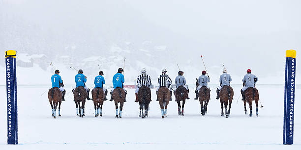 ブロンズの最終パレードのプレーヤー、レフェリー - championship polo snow st moritz ストックフォトと画像