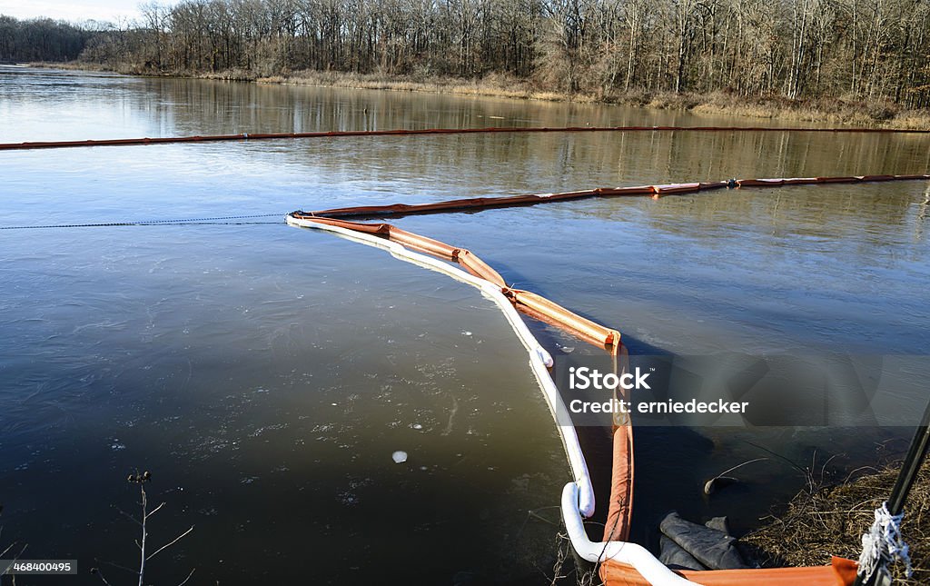 Derrame de petróleo cordones al lago cove - Foto de stock de Barrera de contención libre de derechos