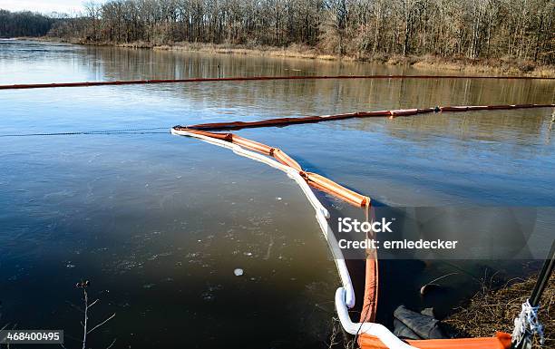 Derrame De Petróleo Cordones Al Lago Cove Foto de stock y más banco de imágenes de Barrera de contención - Barrera de contención, Agua, Derrame de petróleo