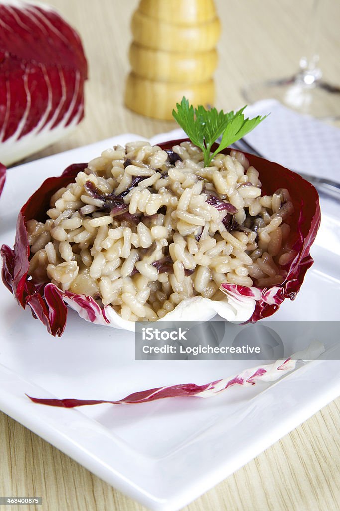 risotto con cicory, achicoria roja - Foto de stock de Achicoria roja libre de derechos