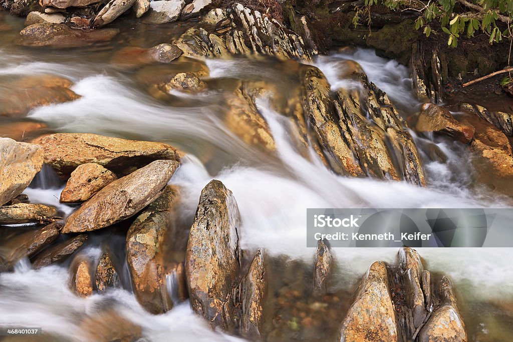 Whitewater e rocce - Foto stock royalty-free di Acqua