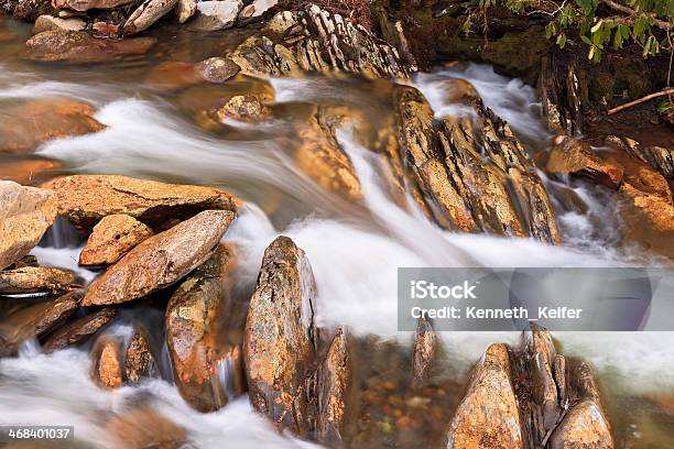 Whitewater E Rocce - Fotografie stock e altre immagini di Acqua - Acqua, Acqua fluente, Ambientazione esterna