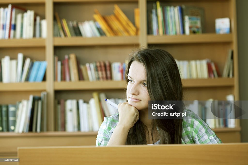 Estudiante en la biblioteca - Foto de stock de 14-15 años libre de derechos