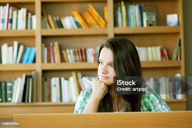 Estudiante En La Biblioteca Foto de stock y más banco de imágenes de 14-15 años - 14-15 años, 16-17 años, Actividad