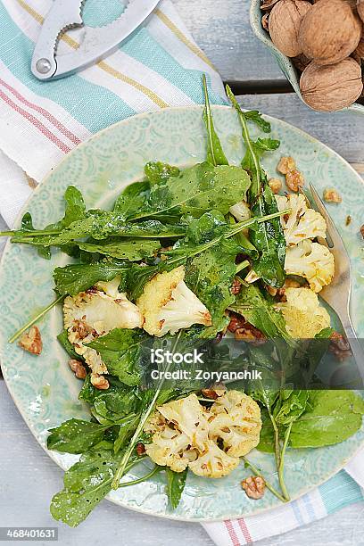 Couveflor E Ruccola Salada - Fotografias de stock e mais imagens de Alimentação Saudável - Alimentação Saudável, Comida, Comida e Bebida