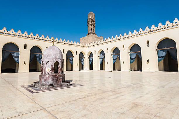 il cortile della moschea di al-hakim prima, il cairo (egitto) - courtyard arch arabic style cairo foto e immagini stock