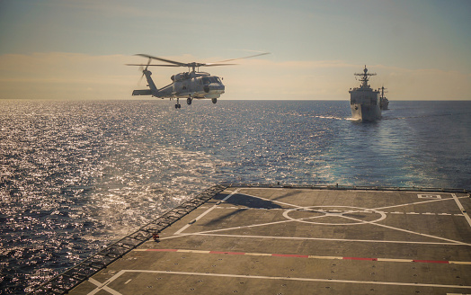 Helicóptero landing en barco de guerra photo