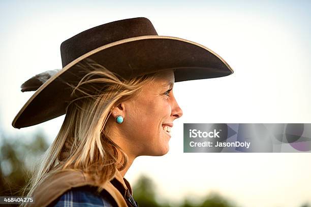 Western Cowgirl Retrato Foto de stock y más banco de imágenes de 20 a 29 años - 20 a 29 años, 2013, Adulto