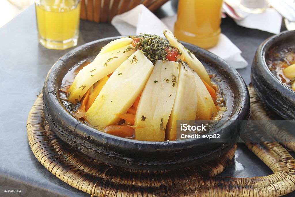 Marocco piatto nazionale-tajine di carne e verdure - Foto stock royalty-free di Africa