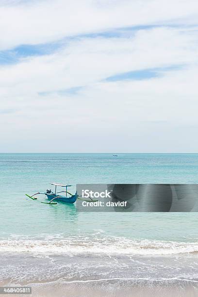 Barca Da Pesca Di Kuta Beach - Fotografie stock e altre immagini di Acqua - Acqua, Ambientazione esterna, Asia