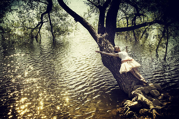 hermoso ballerina cerca del lago - lake tranquil scene landscape zen like fotografías e imágenes de stock