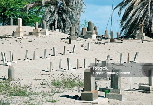 Photo libre de droit de Cimetière Du Japon Et Dune De Sable Récupération Projet À Maui banque d'images et plus d'images libres de droit de Arbre