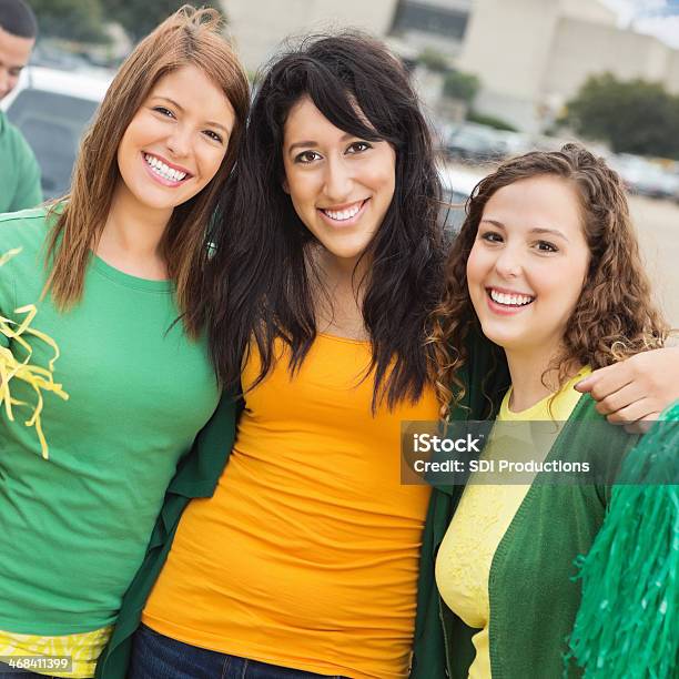 Schule Freundinnen Dicht Auffahren Im Fußballstadion Zusammen Stockfoto und mehr Bilder von Arm umlegen