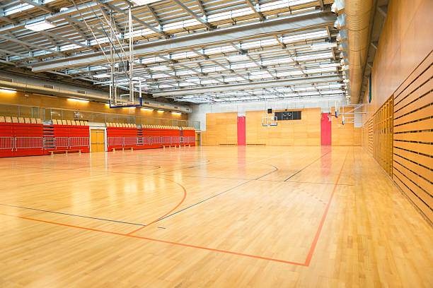 vacío sports hall, metal, barras de pared, techo de madera, europa nueva - school gymnasium parquet floor sport empty fotografías e imágenes de stock